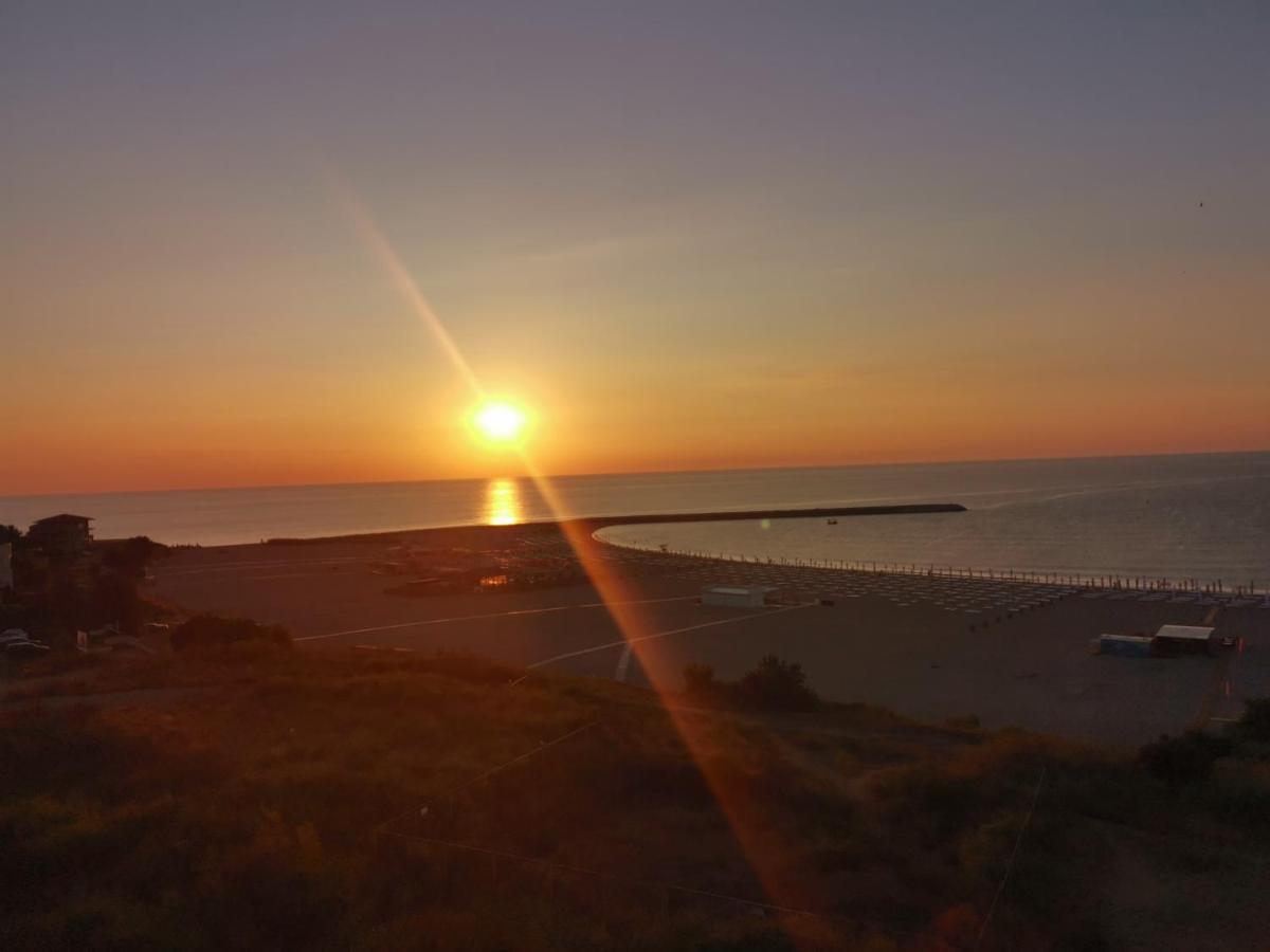 Sunrise Beachfront Relax Residence Constanta Bagian luar foto