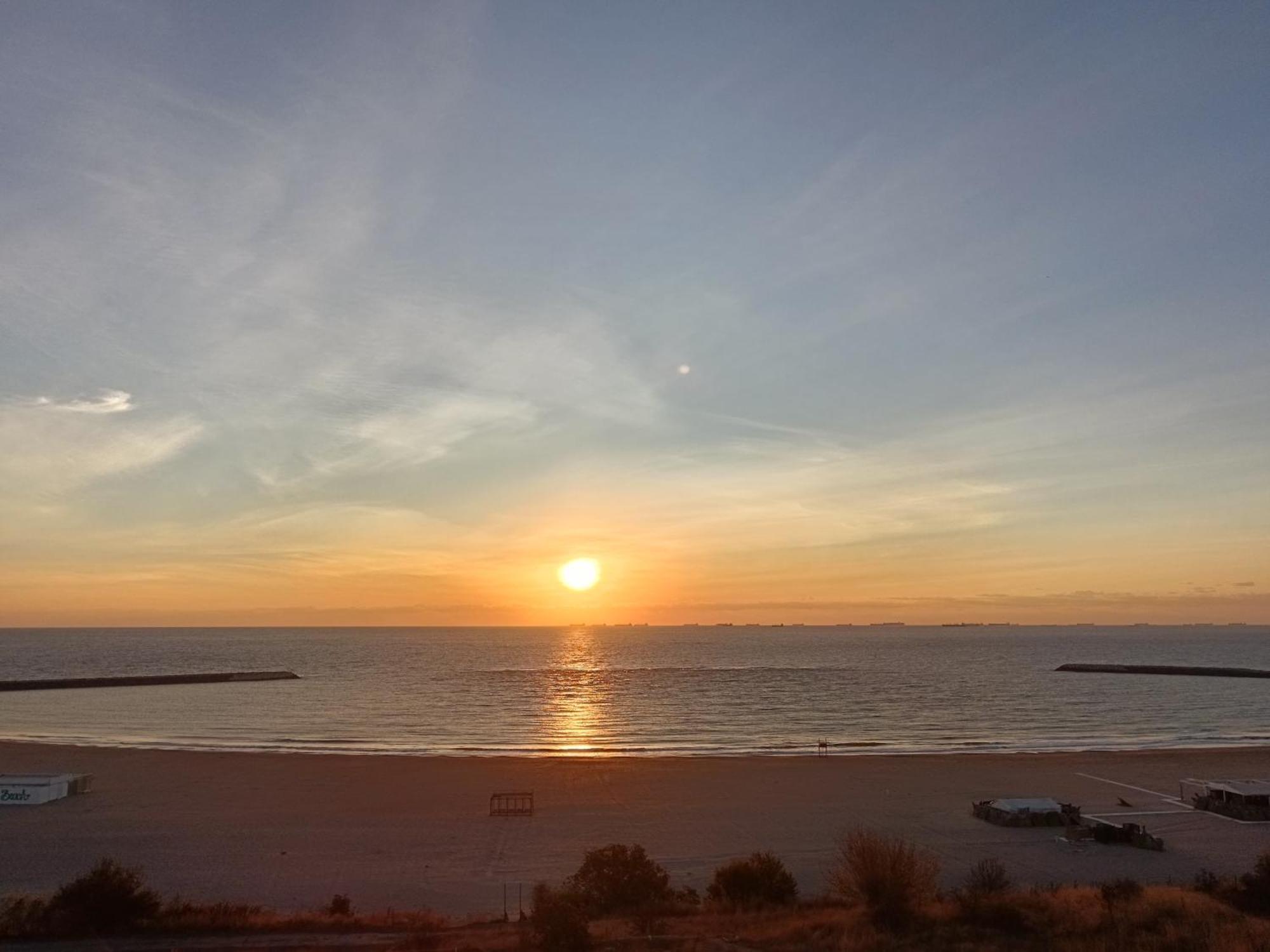 Sunrise Beachfront Relax Residence Constanta Bagian luar foto