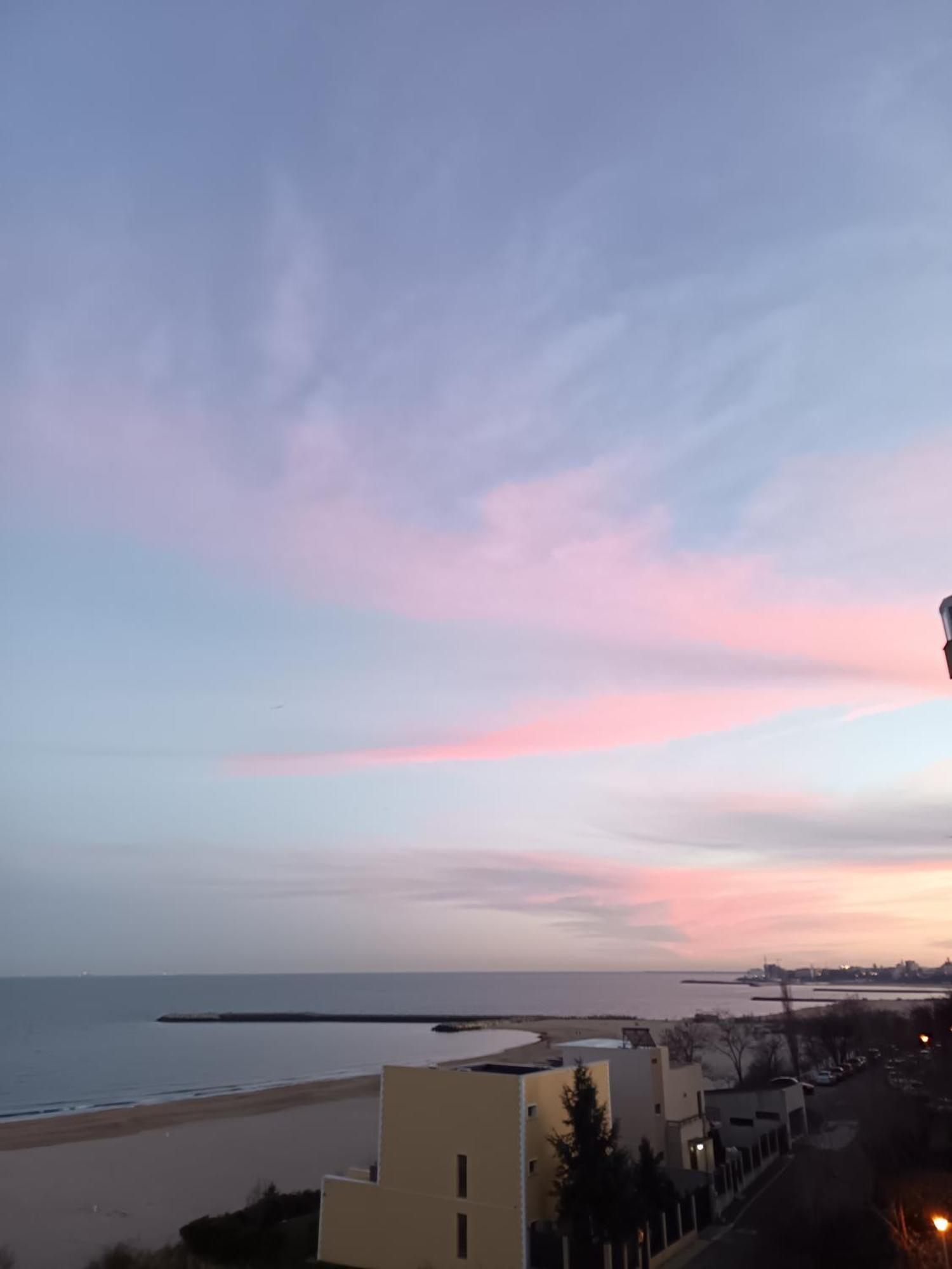 Sunrise Beachfront Relax Residence Constanta Bagian luar foto